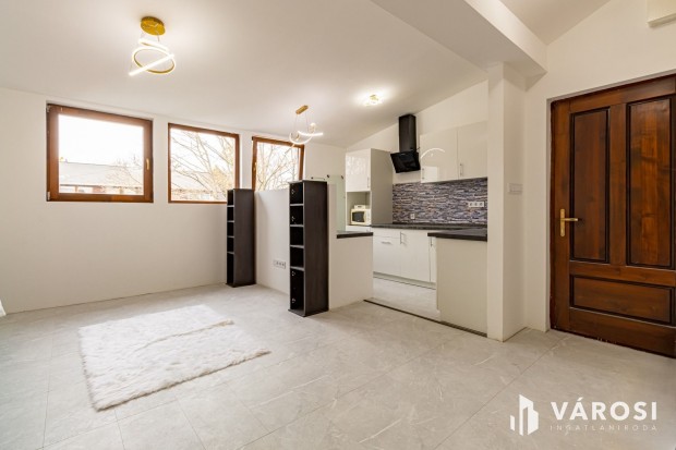 Tet�t�ri, gal�ri�s garzonlak�s elad� Pom�zon