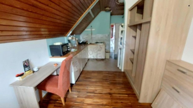 Tettri hromszobs hzrsz pr rszre a Hermina ton kiad!