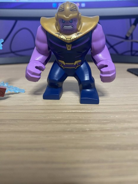 Thanos Lego minifigura