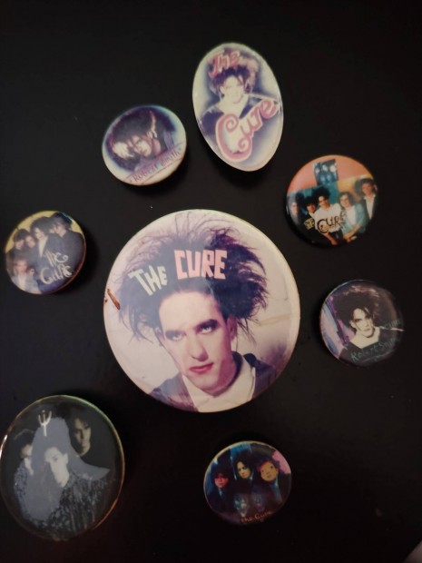 The Cure kitűzők.