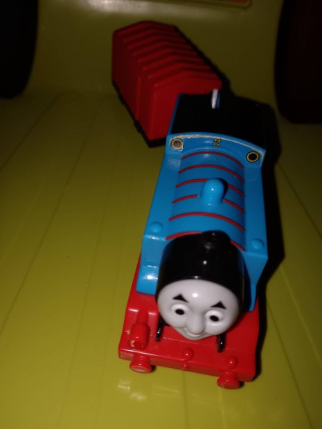 Thomas motorizlt vonat vagonnal