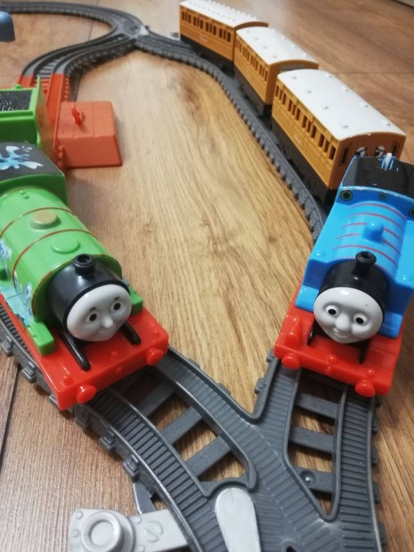 Thomas trackmaster pálya + vonatok + vagonok 