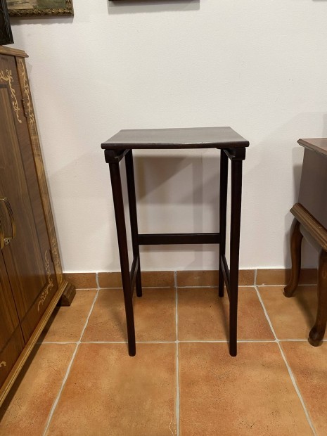 Thonet asztalka, virgtart