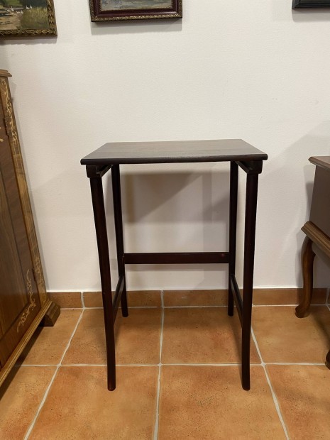 Thonet asztalka, virgtart