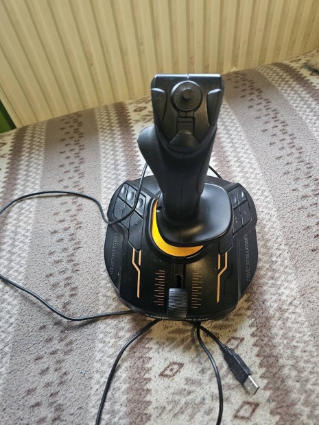 Thrustmaster T16000 joystic