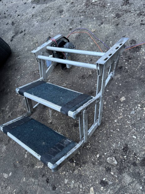 Thule elektromos lak�aut� lak�kocsi l�pcs� 