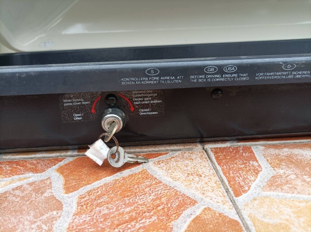 Thule tetbox s kereszt tart 