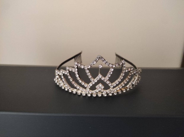 Tiara, strassz korona