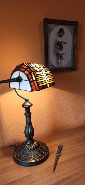 Tiffany banklámpa. A búra Üveg! nem műanyag. Új, hibátlan.