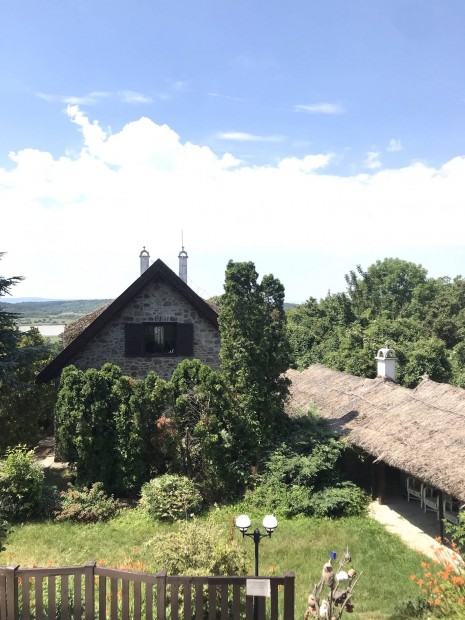 Tihany csal�di haz kiad�