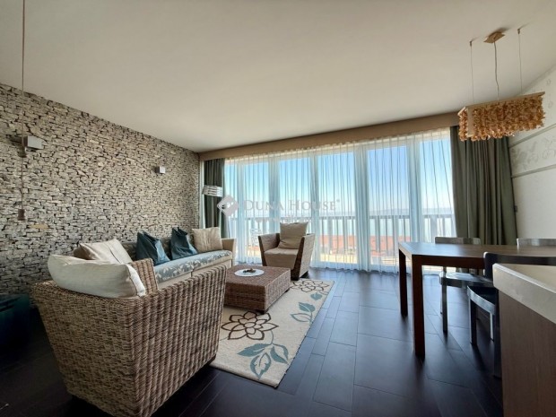 Tihanyi 66 nm-es lak�s elad�