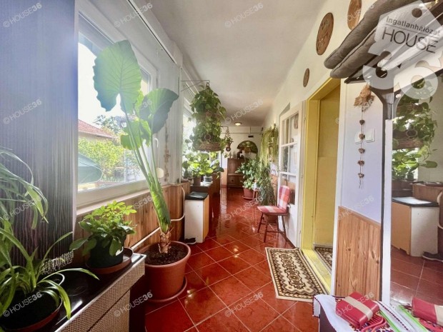 Tiszaalp�r k�zpontj�ban, polg�ri jelleg�, 3 szob�s csal�di h�z elad�!