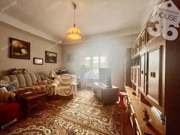 Tiszaalp�r k�zpontj�ban, polg�ri jelleg�, 3 szob�s csal�di h�z elad�!