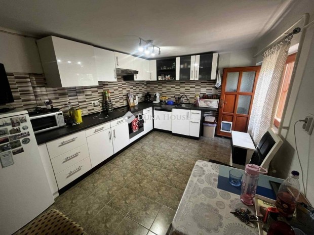 Tiszaalp�ron csal�di h�z, ami gazd�lkod�sra is alkalmas!