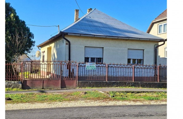 Tiszabezd�d, Kossuth utca 8.sz�m alatt csal�di h�z elad�!