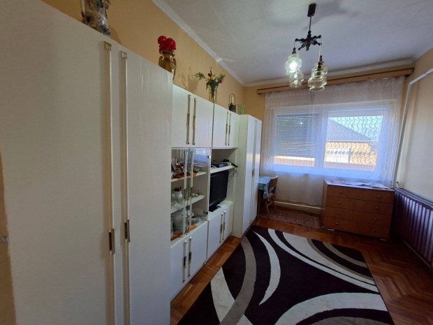 Tiszabezd�d telep�l�sen 110 nm-es j� �llapot� csal�di h�z elad�!