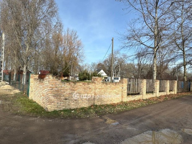 Tiszaderzsi elad� 2001 nm-es telek