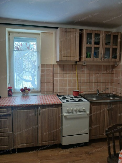 Tiszaf�ldv�r Homoki r�sz�n elad� egy 57 m2-es 2 szob�s csal�di h�z !