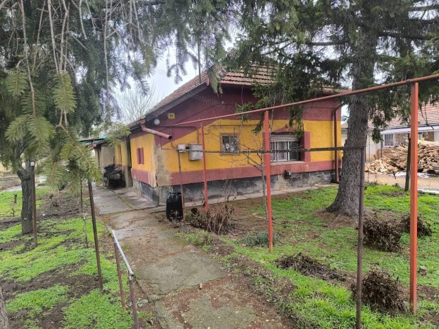 Tiszaf�ldv�ri 60 m2-es csal�di h�z elad�!