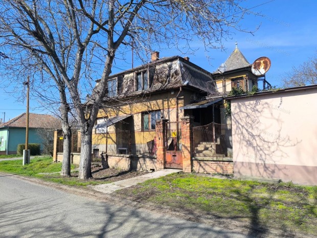 Tiszaf�ldv�ri csal�di h�z elad�!