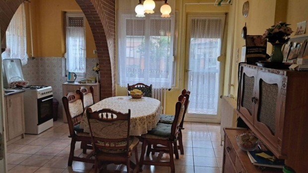 Tiszaf�ldv�ron 5 szob�s j� �llapot� csal�di h�z elad�