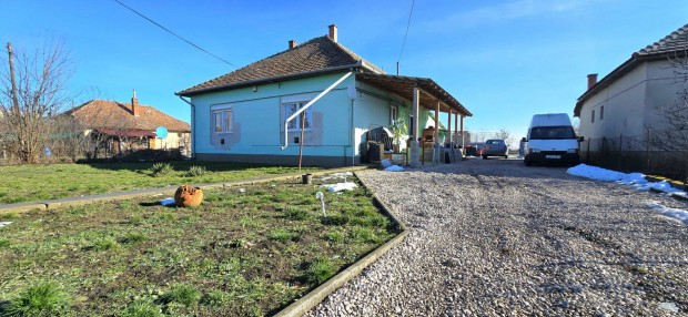 Tiszaf�ldv�ron, bels�leg fel�j�tott, 90 m-es csal�di h�z Elad�!