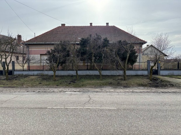 Tiszaf�ldv�ron csal�di h�z elad�