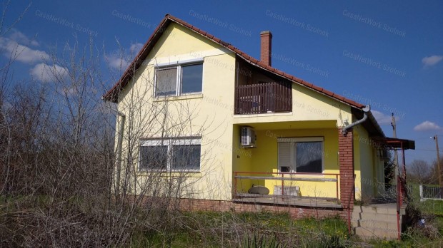 Tiszafldvron elad kertes csaldi hz !