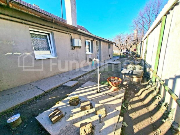 Tiszaf�ldv�ron elad� kis csal�di h�z