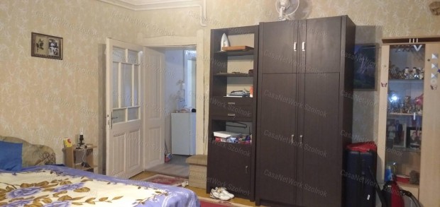 Tiszaf�ldv�ron k�zpontban elad� kertes csal�di h�z!