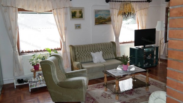 Tiszaf�red k�zpontj�ban 4 szob�s csal�di h�z elad�