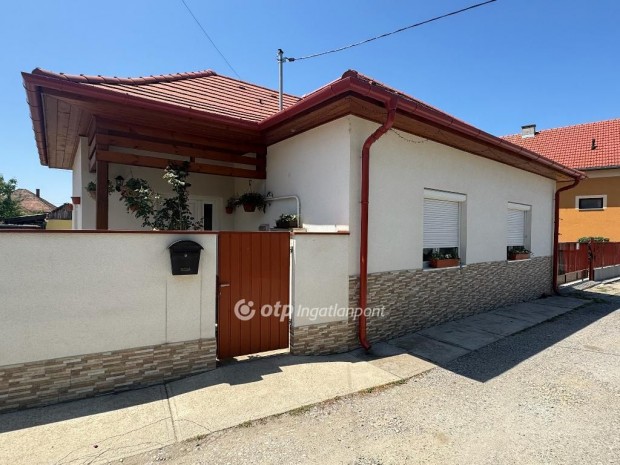 Tiszaf�redi elad� 107 nm-es h�z