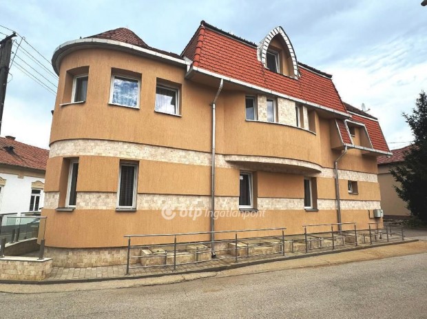 Tiszaf�redi elad� 272 nm-es h�z