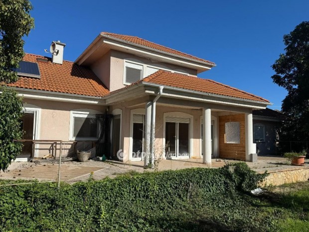 Tiszaf�redi elad� 325 nm-es h�z