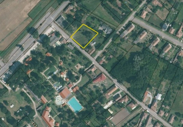 Tiszakécske-Kerekdombon a fürdő mellett építési telek eladó