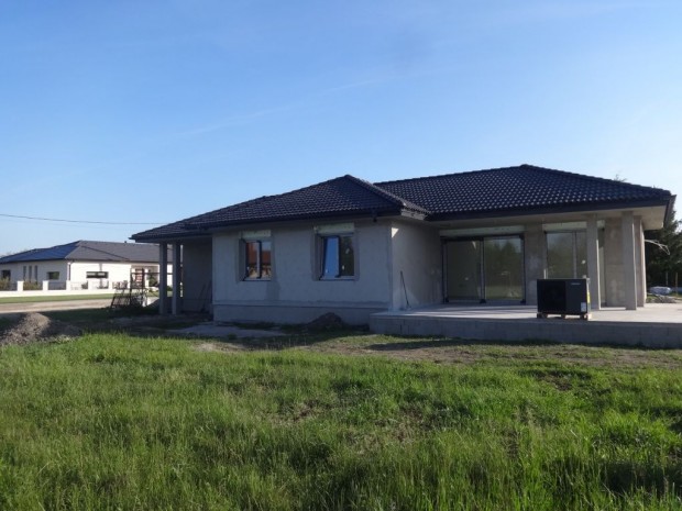 Tiszak�cske, Dr. T�th G�za utca, 95 m2-es, csal�di h�z, 3 szob�s