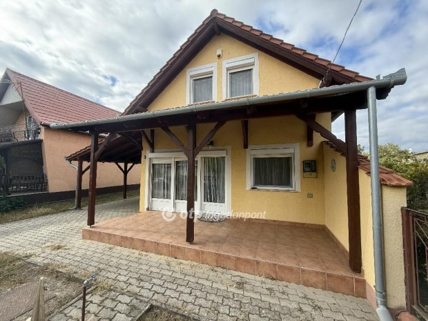 Tiszak�cskei elad� 62 nm-es h�z