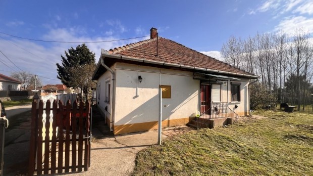 Tiszakeszi, Kazincy utca, 2 szobás, tégla családi ház Eladó