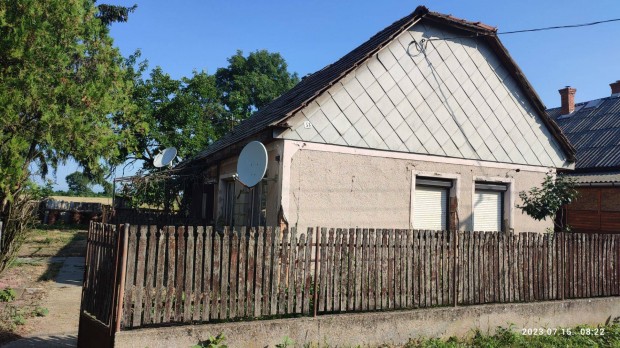 Tiszakesziben eladó vályogház