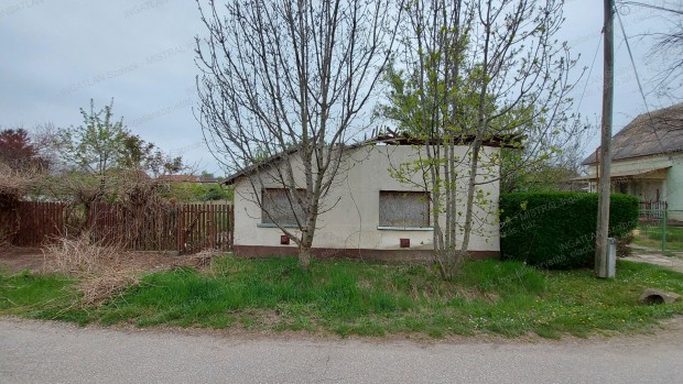 Tiszak�rt�n elad� egy telek, bontand� h�zzal