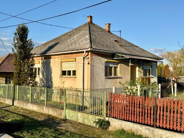 Tiszalúcon 100 m2-es családi ház 504 m2-es telken Eladó!