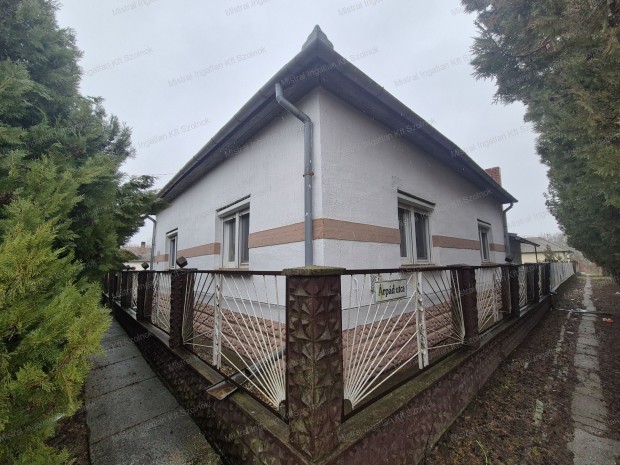 Tiszap�sp�kiben csal�di h�z elad�!