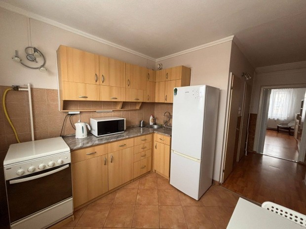 Tisza�jv�rosban 2 szob�s, nagy konyh�s, berendezett lak�s elad�!