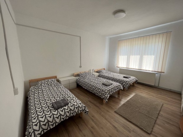 Tisza�jv�rosban 6 szem�lyes csal�di h�z kiad�!