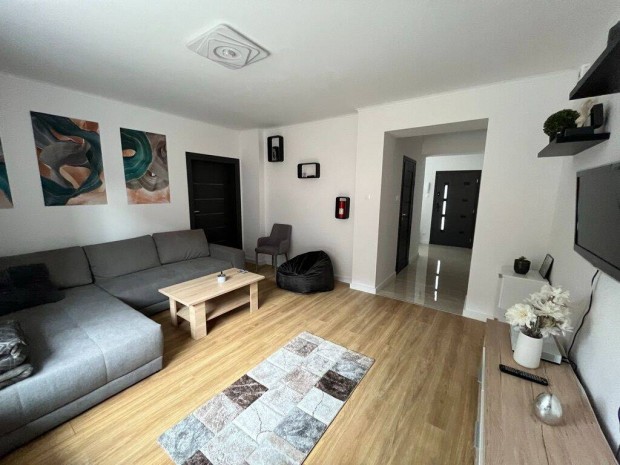 Tisza�jv�rosban �jszer�, st�lusos lak�s nagy terasszal kiad�!