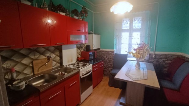 Tiszavasvári belvárosában a gimnáziumtól gyalog 2 percre, eladó egy