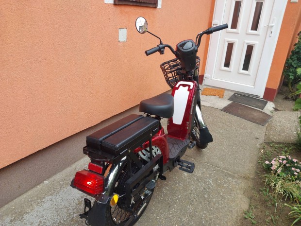 Tiszta új elektromos kerékpár.