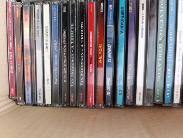 Több, mint 100 db eredeti cd lemez csomagban