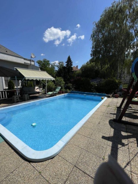 T�bb gener�ci�s h�z Solym�r k�zpontj�hoz k�zel, m�gis kis forg...