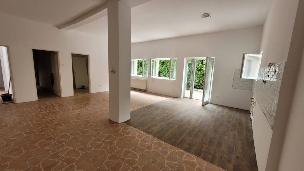 T�bb lakr�szes csal�di h�z �ri�si kerttel